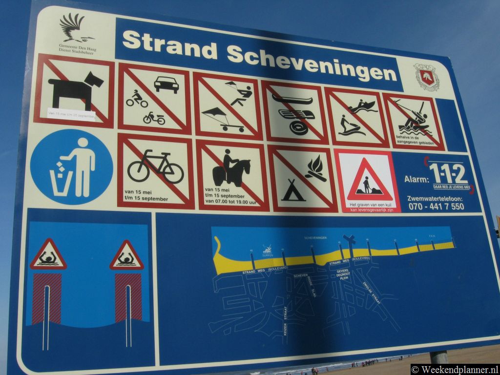 Een bord vol informatie over het strand van Scheveningen.   Het strand van Scheveningen.